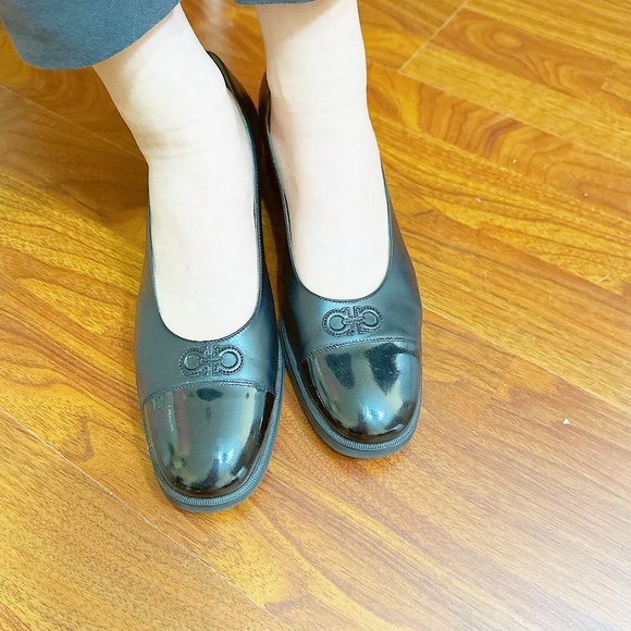 Ferragamo Ballerina Pumps 1.5" Heel - Picture 13 of 13